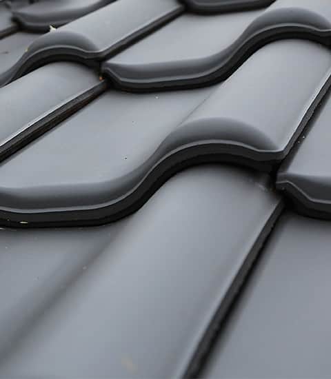 Dunkle Dachziegel