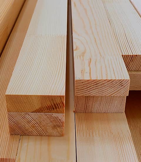 Stapel heller Kanthölzer